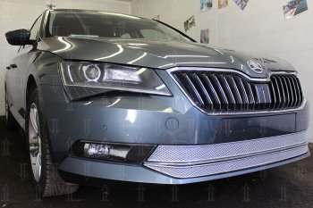 6 999 р. Защитная сетка в бампер (низ, 2 части, ячейка 4х10 мм) Стрелка11 Премиум Skoda Superb B8 (3V) лифтбэк дорестайлинг (2015-2019) (Хром)  с доставкой в г. Кинешма. Увеличить фотографию 2
